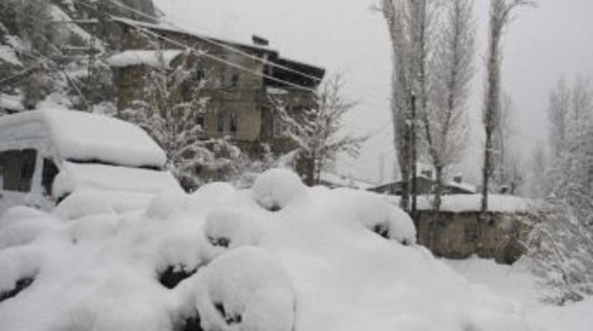 Hakkari&rsquo;de 18 K&ouml;y İle 53 Mezra Yolu Kapandı