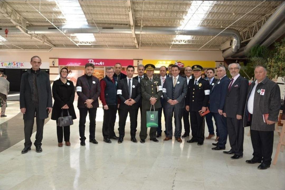 Boz&uuml;y&uuml;k&rsquo;te Yeşilay Standı Ve Bağımlılara İlişkin Karikat&uuml;r Sergisi A&ccedil;ıldı