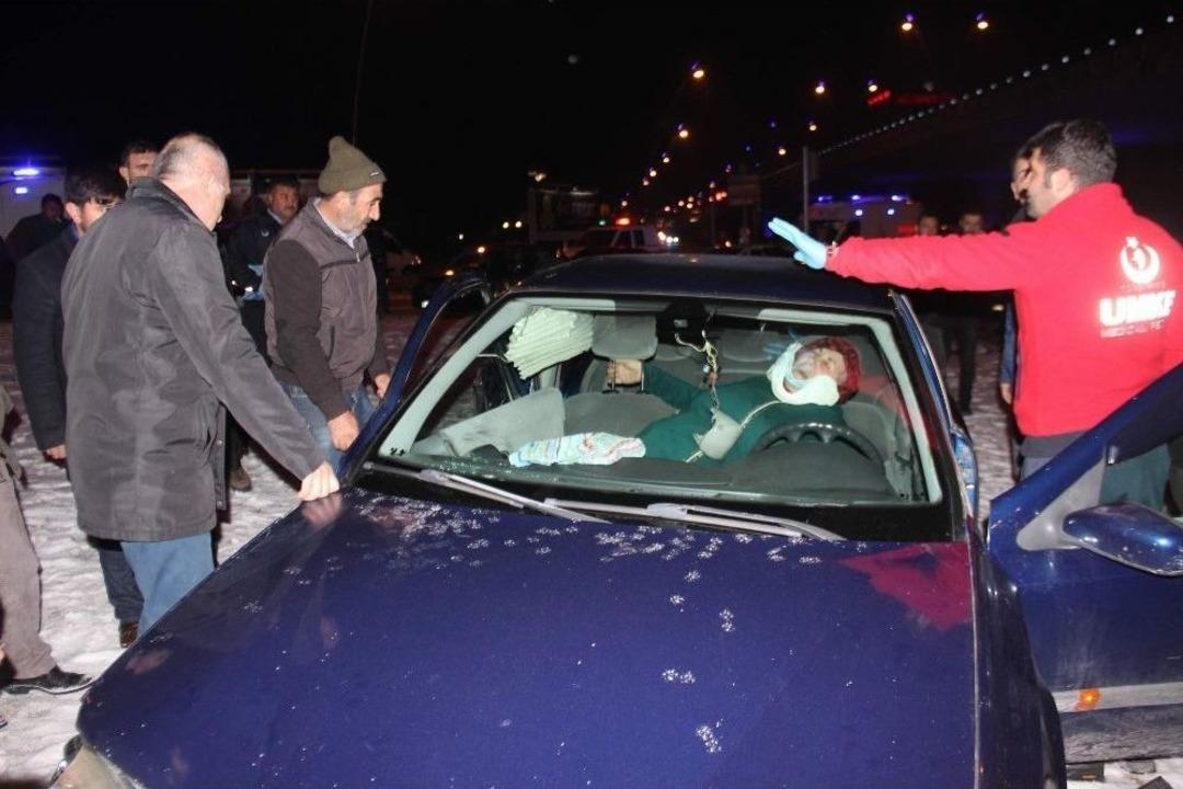 (&ouml;zel Haber) 8 Kişinin Yaralandığı Kazada Onlar Kurtardı, Vatandaşlar İzledi