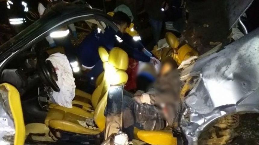 Kontrolden &Ccedil;ıkan Otomobil Direğe &Ccedil;arptı: 2 &Ouml;l&uuml;, 2 Yaralı