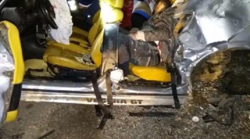 Otomobil Aydınlatma Direğine &Ccedil;arptı: 2 &Ouml;l&uuml;, 2 Yaralı