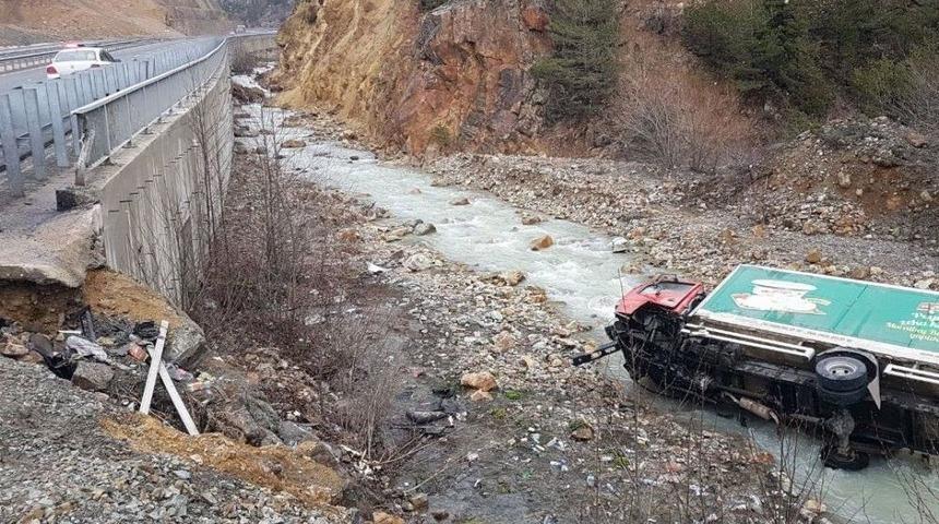 K&ouml;peğe &Ccedil;arpmamak İ&ccedil;in Manevra Yapan Kamyon Dereye U&ccedil;tu: 2 Yaralı