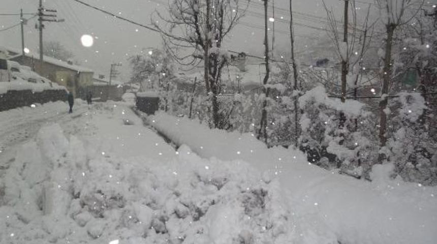 Beyt&uuml;şşebap'ta Kar Yağışı Yaşamı Olumsuz Etkiledi