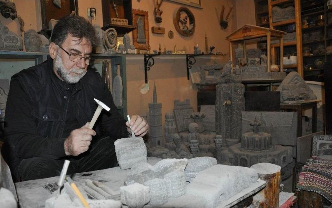 Kahvede Oturmayı İ&ccedil;ine Sindiremedi, Taşlara Tarihi Kazıdı