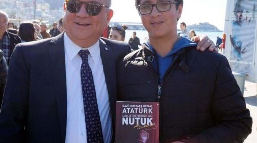 Kuşadası'nda Dağıtılan 'nutuk' Kapışıldı