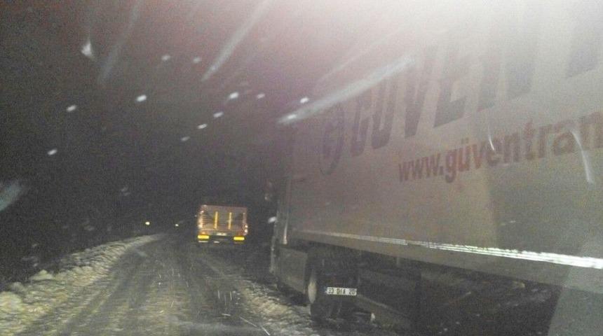 Karda Mahsur Kalanları Belediye Ekibi Kurtardı