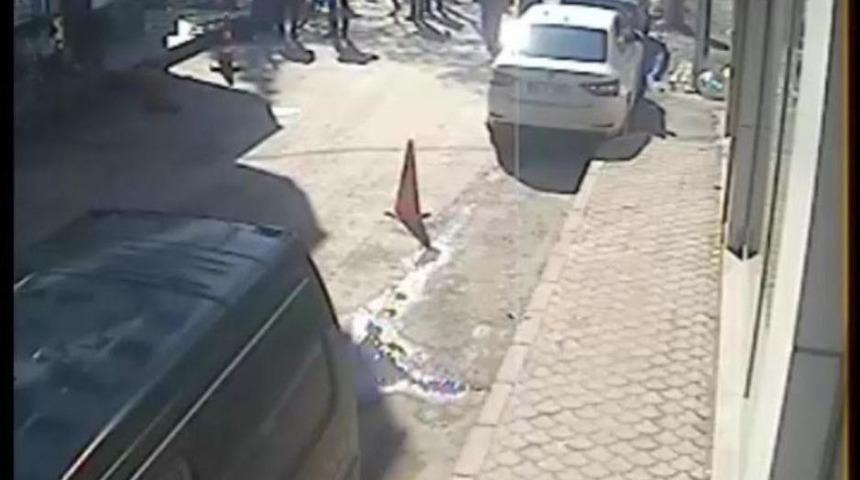 Oyun Oynayan 3 &Ccedil;ocuk Otomobilin Altında Kaldı