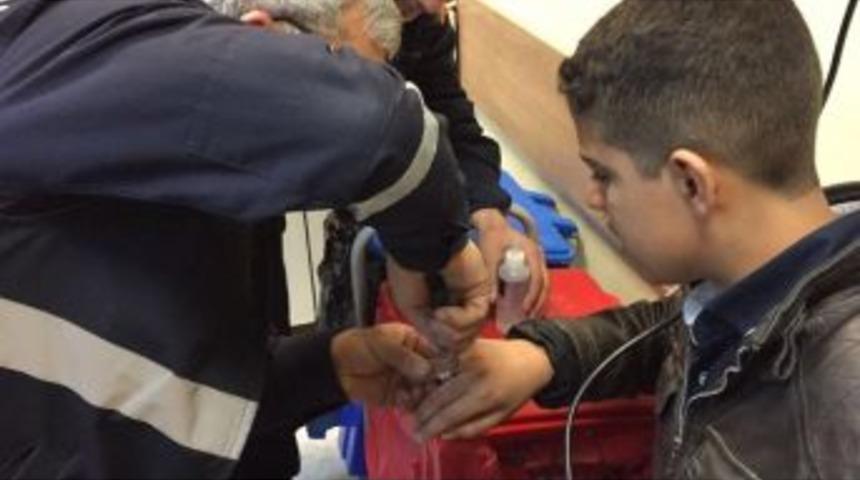 &Ccedil;ocuğun Parmağına Sıkışan Y&uuml;z&uuml;k Kesilerek &Ccedil;ıkarıldı