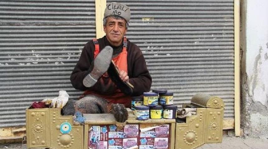 2 Metrekarelik Kul&uuml;bede Ayakkabı Boyacılığı Yapıyor