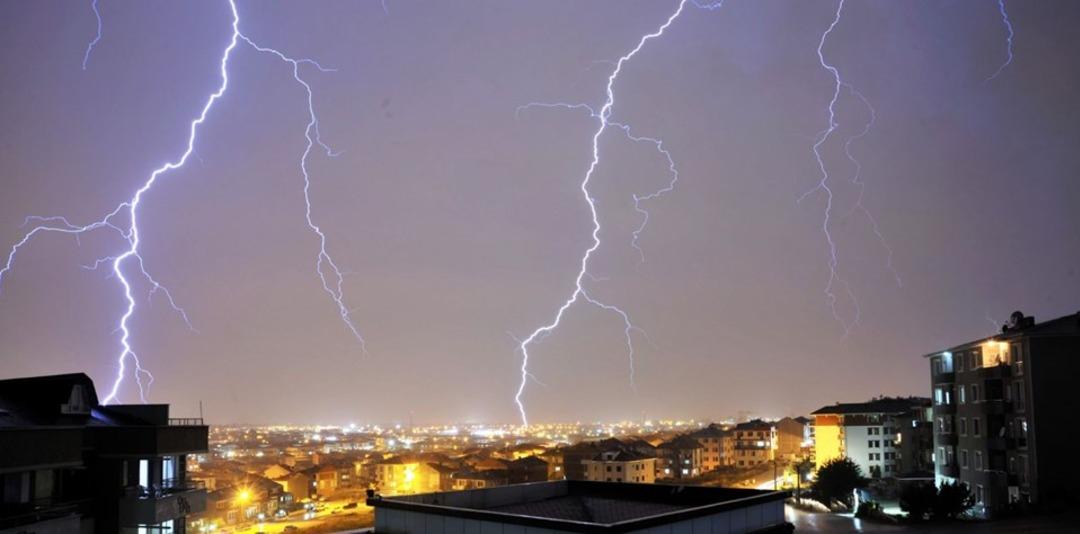 Şimşekler geceyi aydınlattı 