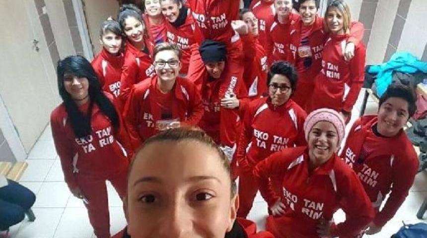 Ağrılı Gen&ccedil; Futbolcu  'u&ccedil;an Kız' Dicle, Camdan Fırlamış