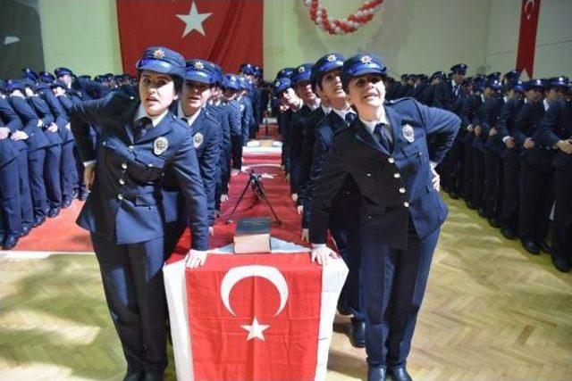 Polis Adayından Mezuniyet Töreninde Evlenme Teklifi