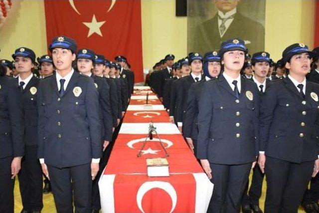 Polis Adayından Mezuniyet Töreninde Evlenme Teklifi