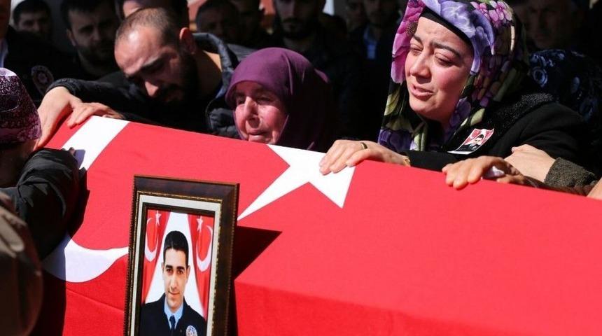 Şehit Polis Memuru G&ouml;zyaşları Arasında Toprağa Verildi