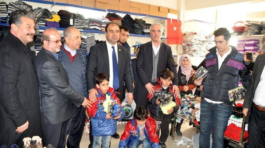 100 Suriyeli Yetime Kıyafet Yardımını Giydirdi
