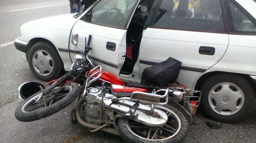 Motosiklet İle Otomobil &Ccedil;arpıştı: 1 Yaralı