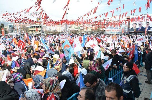 Başbakan Yıldırım, Erzincan Mitinginin Ardından Şehir Turu Attı