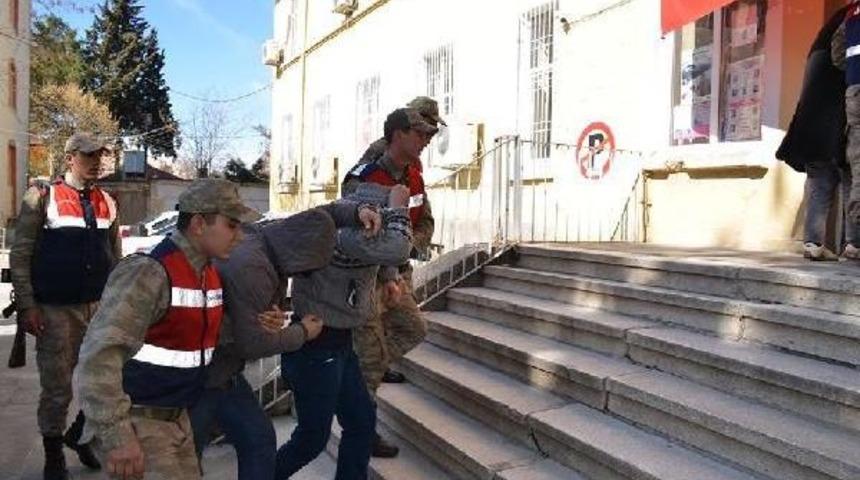 Besni'de Ka&ccedil;ak Kazıya 4 G&ouml;zaltı