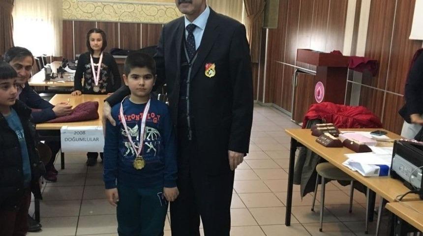 Satran&ccedil; Turnuvasında Ali Fuat Darende İlkokulu Birinci Oldu