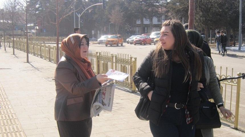 Ak Kadınlar Ev Ev Gezip Referandumu Anlatıyor