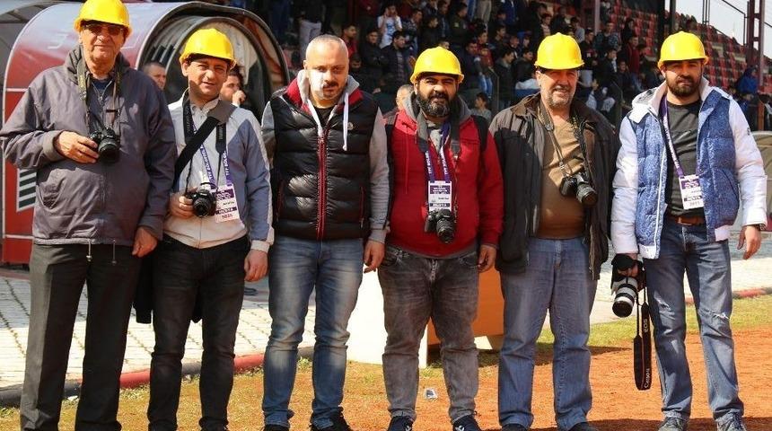 Yeşil Sahada Baretli Tepki