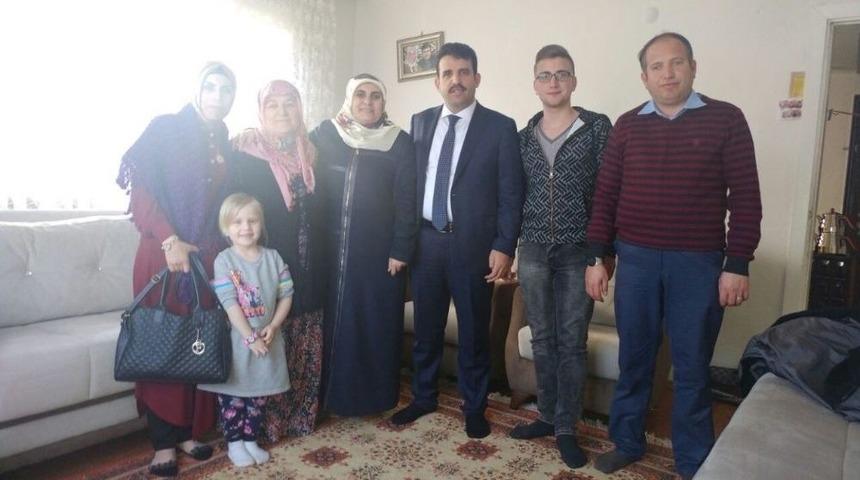 &Ccedil;akır Eşi İle Birlikte Şehit Ailelerini Ziyaret Etti