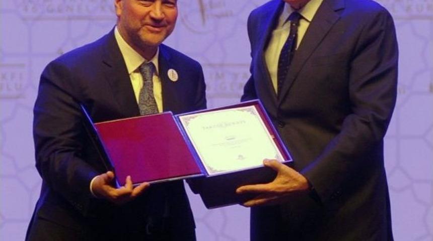 İlim Yayma Vakfının İlk Başkanı Sabri &Uuml;lker&rsquo;e Vefa &Ouml;d&uuml;l&uuml;