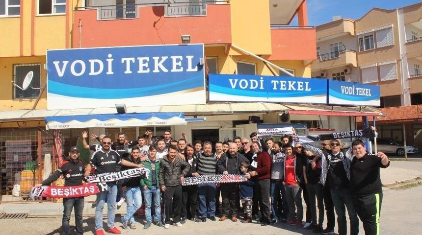 Fenerbah&ccedil;eli Taraftarların Yağmaladığı Markete, Beşiktaş Taraftarından Ge&ccedil;miş Olsun Ziyareti