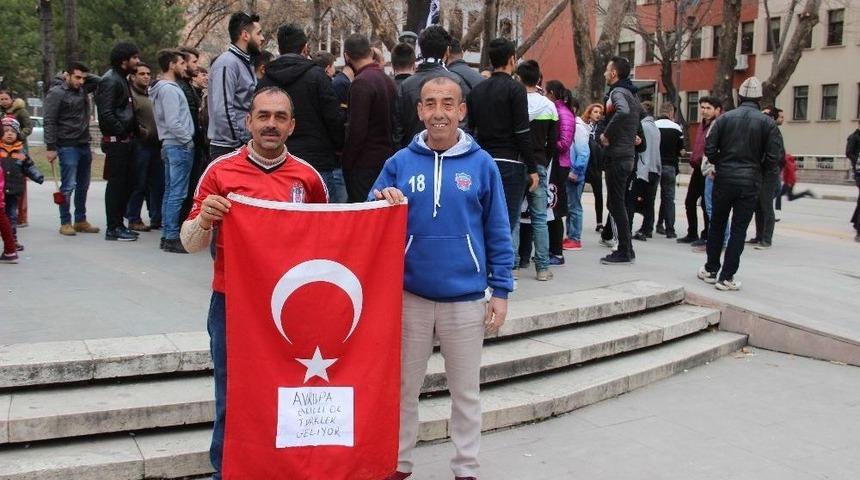 Beşiktaşlı Taraftarlardan 114. Yıl Anısına 114 Meşale