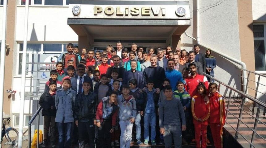 Emniyet M&uuml;d&uuml;r&uuml; Alper Gen&ccedil; Sporcularla Bir Araya Geldi