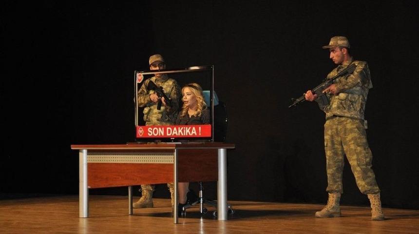 Diyarbakır&rsquo;da 15 Temmuz Şehitleri Anısına Tiyatro G&ouml;sterimi Yapıldı