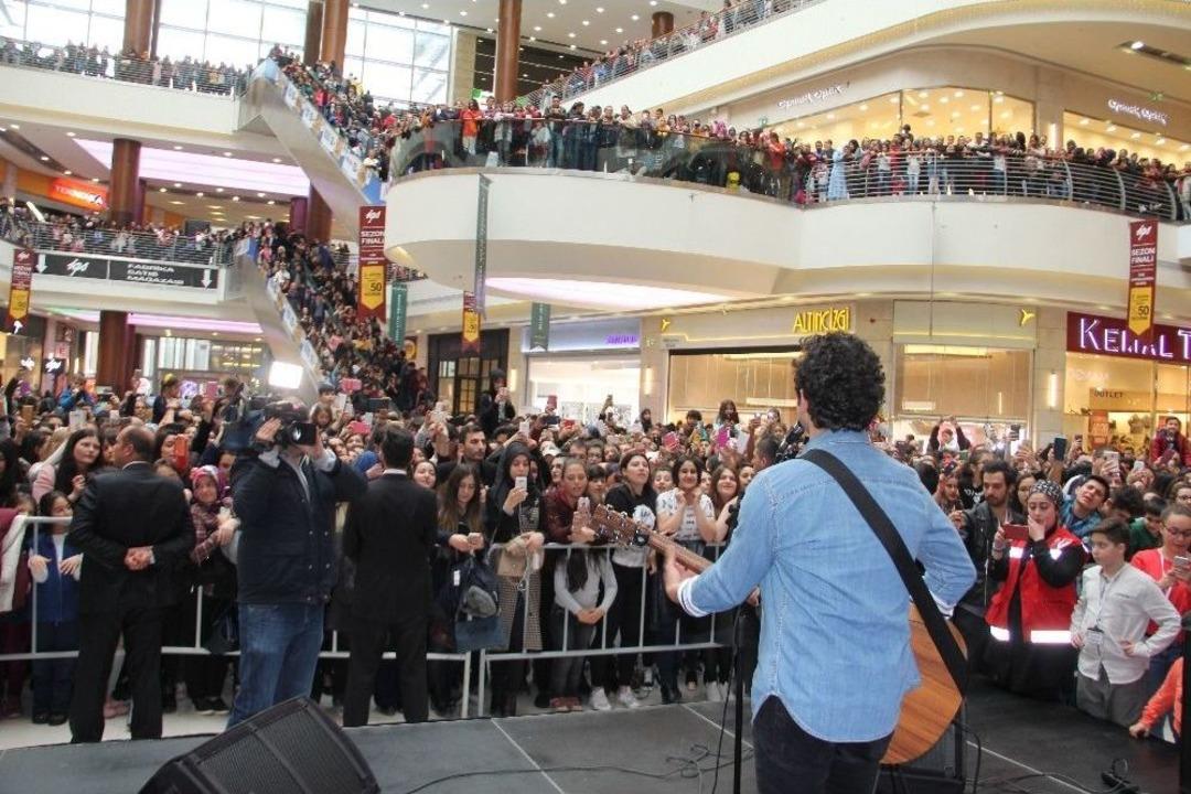 &Uuml;nl&uuml; Şarkıcı Buray, Ankaralı Hayranlarıyla Buluştu