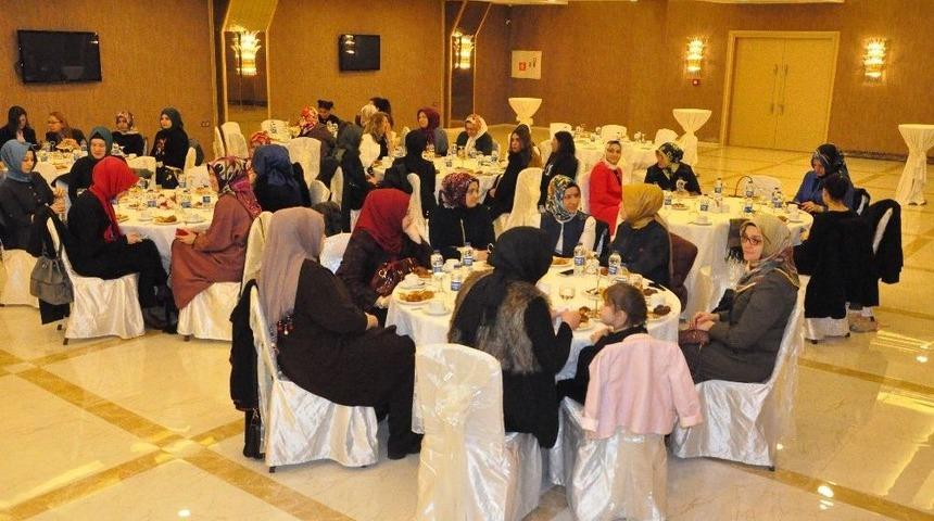 Bakan Işık, Gebze&rsquo;de Stk&rsquo;ların Kadın &Uuml;yeleriyle Bir Araya Geldi