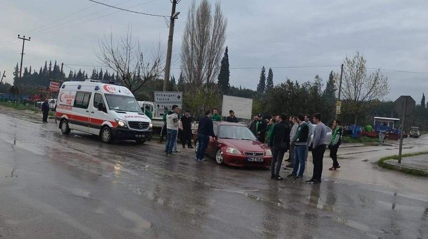 Taraftarları Taşıyan Otomobil Kamyonetle &Ccedil;arpıştı: 1 Yaralı