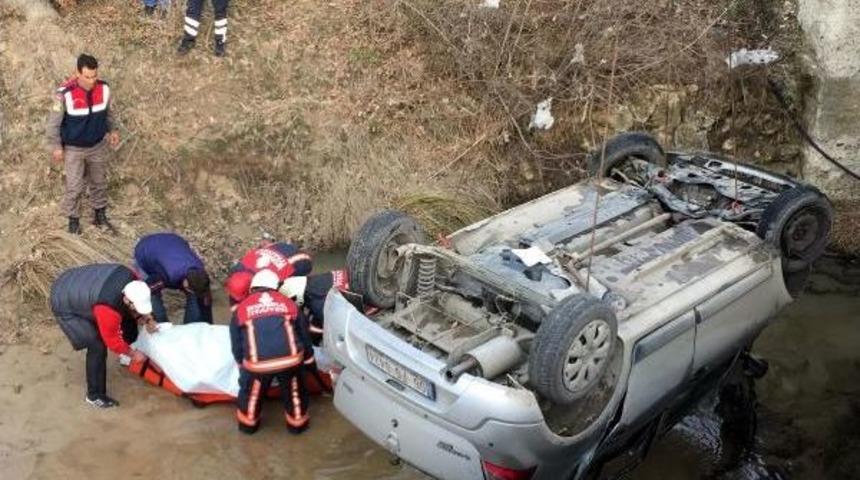 Dereye U&ccedil;an Otomobilin S&uuml;r&uuml;c&uuml;s&uuml; &Ouml;ld&uuml;