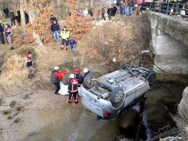 Dereye Uçan Otomobilin Sürücüsü Öldü