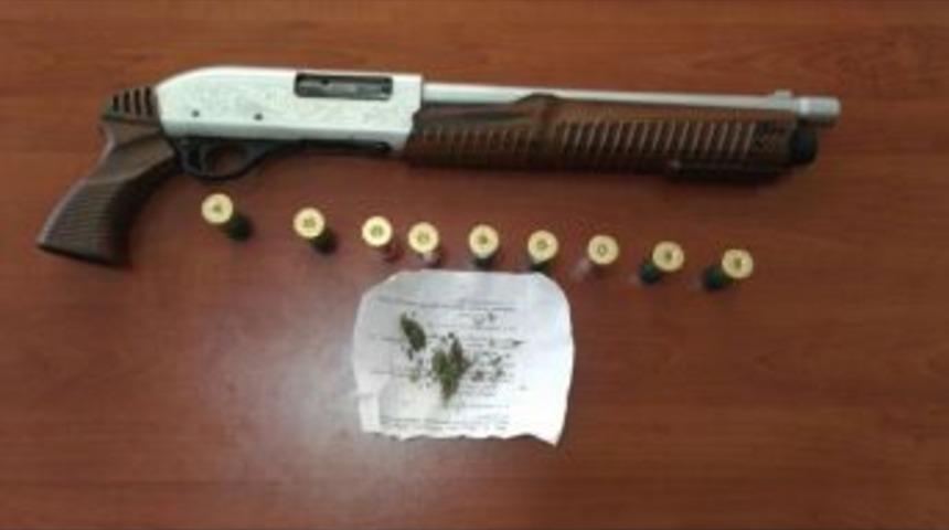 Şüpheli Araçtan Silah Ve Uyuşturucu Çıktı