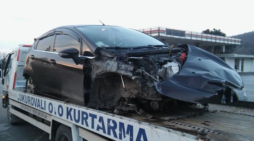 Kontrolden &Ccedil;ıkan Otomobil Bariyerlere &Ccedil;arptı: 1 &Ouml;l&uuml;, 4 Yaralı