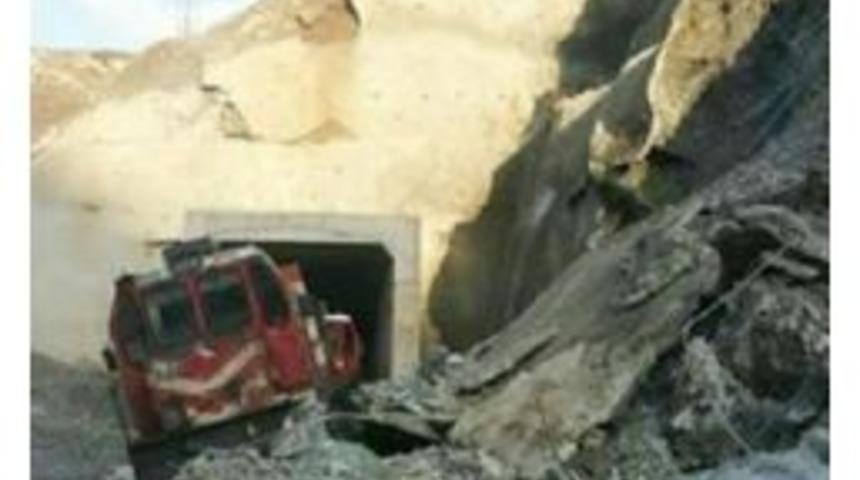 Elazığ&rsquo;da Heyelan Nedeniyle Tren Raydan &Ccedil;ıktı