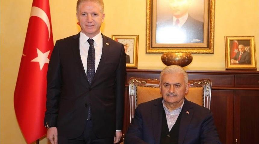 Başbakan Yıldırım, 15 Temmuz Şehidinin Ailesini Ziyaret Etti