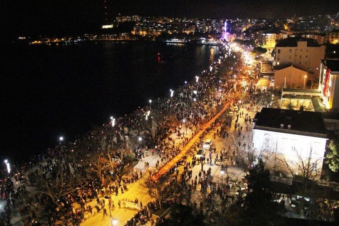 &Ccedil;anakkale Zaferi&rsquo;nin 102. Yılında Fener Alayı Coşkusu