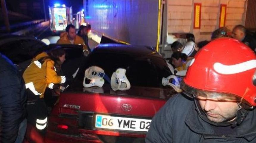 Kocaeli'nde Otomobil Tır'ın Altına Girdi: 4 Yaralı