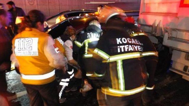 Kocaeli'nde Otomobil Tır'ın Altına Girdi: 4 Yaralı