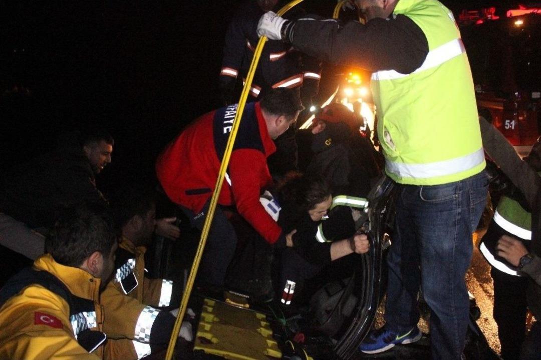 Tem Otoyolunda Feci Kaza 8 Yaralı