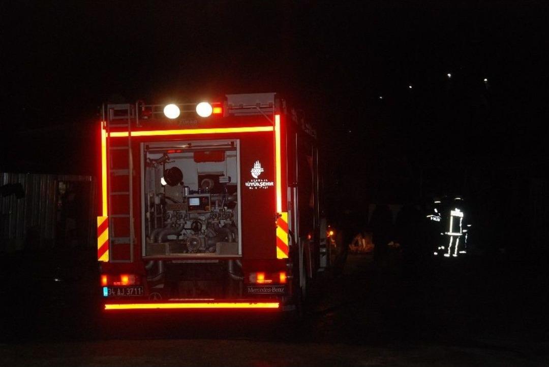 Arnavutk&ouml;y&rsquo;de İş&ccedil;ilerin Kaldığı Barakada Yangın : 1 &Ouml;l&uuml; 1 Yaralı