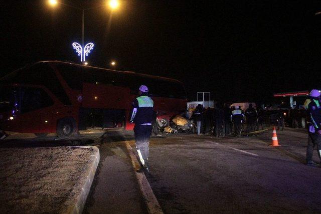 Yolcu Otob&uuml;s&uuml; İle Taksi &Ccedil;arpıştı: 1 &Ouml;l&uuml; 1