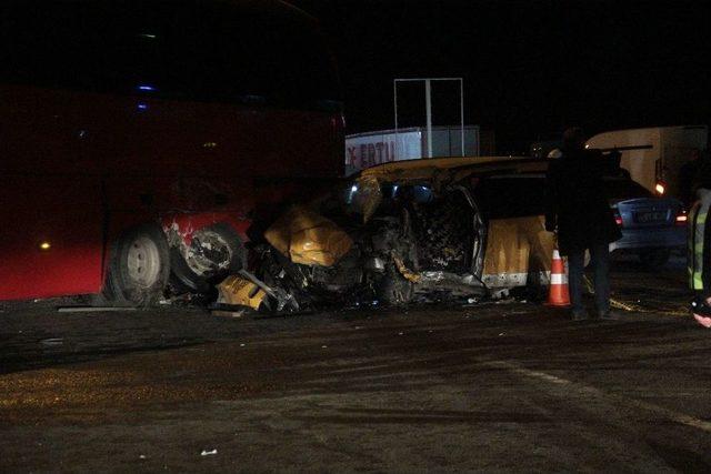 Yolcu Otob&uuml;s&uuml; İle Taksi &Ccedil;arpıştı: 1 &Ouml;l&uuml; 2