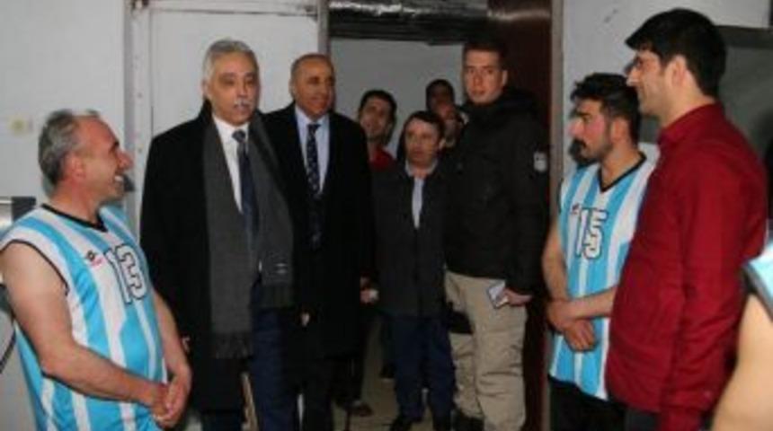 Vali Toprak, Engellilerin Ma&ccedil;ını İzledi