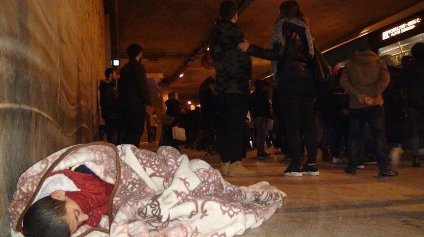 (&ouml;zel Haber) Taksim&rsquo;de Battaniye Sarılı Uyuyan &Ccedil;ocuk Y&uuml;rekleri Sızlattı