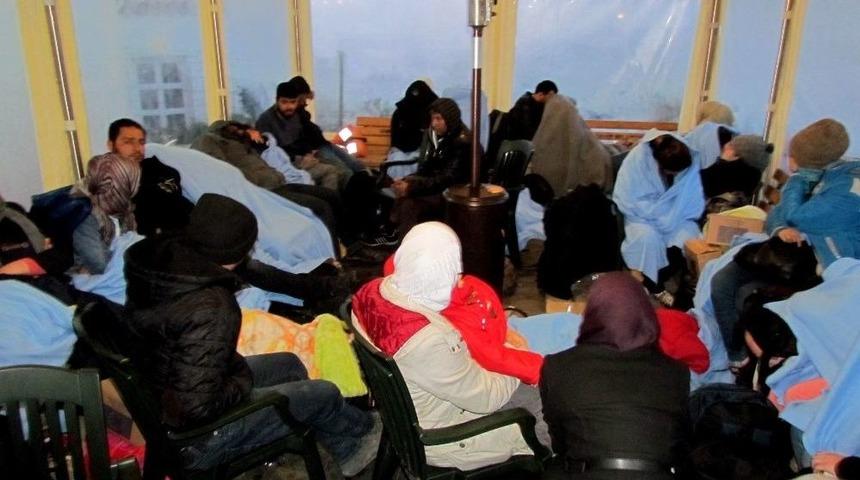 &Ccedil;eşme&rsquo;de Denizden Ve Karadan 105 Sığınmacı Yakalandı